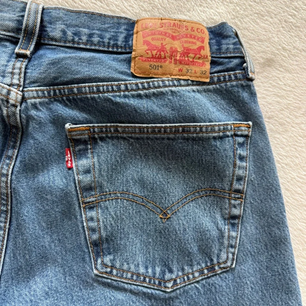 Levis 501 Original Fit Mens Medium Wash Blue Straight Leg Button Fly Jeans 32x32